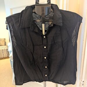 Sleeveless cropped button up lightweight M